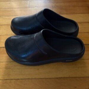 Oofos Ooclog Luxe Clogs - Shiny Black